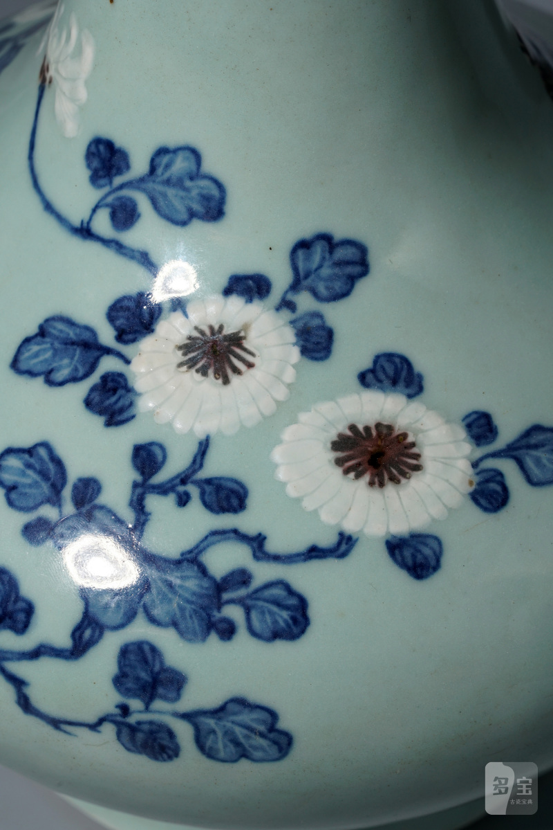 清乾隆 青釉青花釉里红重阳菊艳图撇口瓶 - 图11